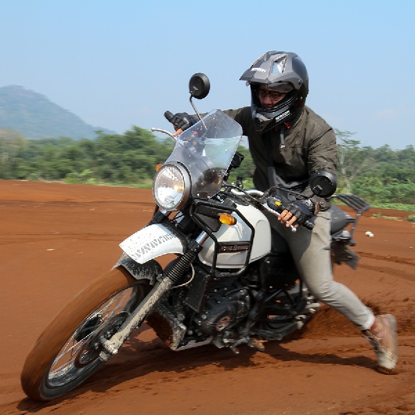 Serunya Berpelesir Dengan Royal Enfield Himalayan