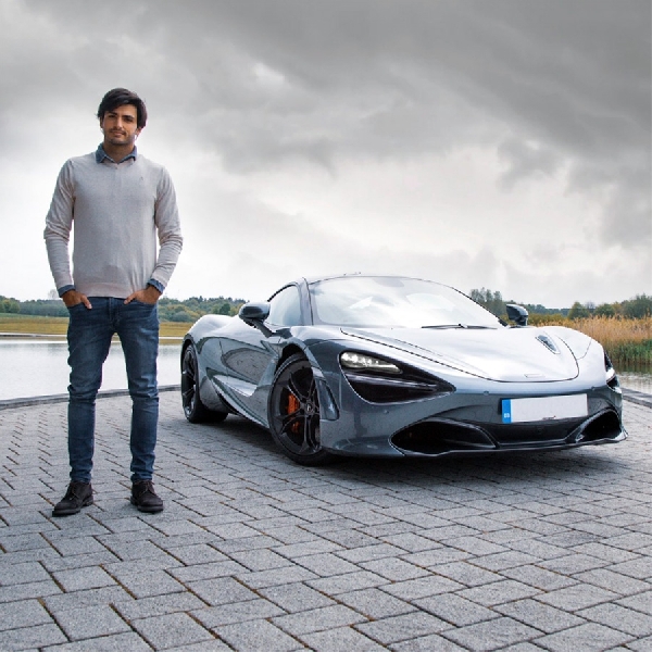 Carlos Sainz Jr Kendarai McLaren 720S Buat Sehari-Hari