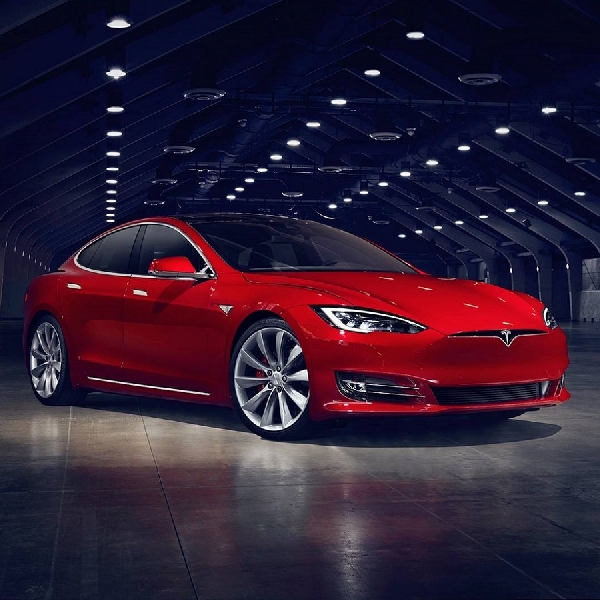 Pengendara Tesla Dikenakan Sanksi Akibat Aktifkan Autopilot Sambil Tidur