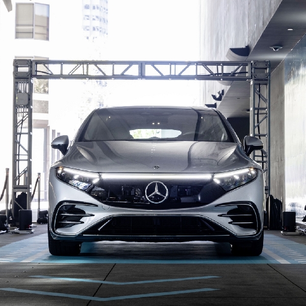 Mercedes Demonstrasikan Parkir Valet Otomatis Dengan EQS Di LA Hotel