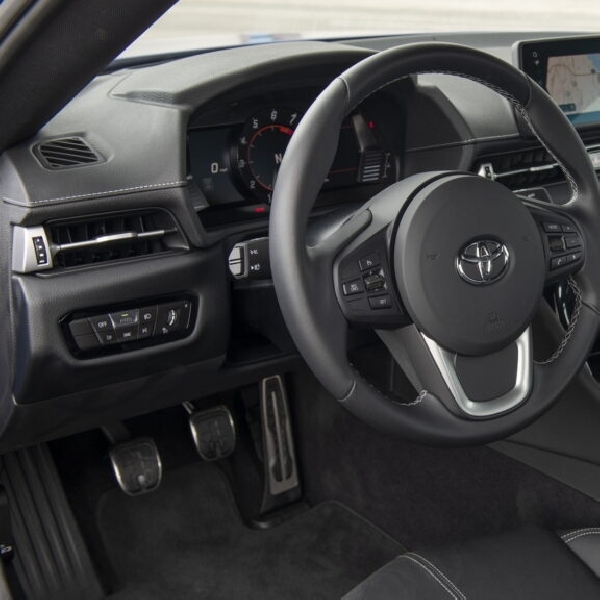 Toyota Sedang Mempersiapkan Mobil Hybrid Dengan Transmisi Manual