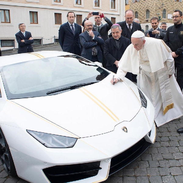 Lamborghini Beri Huracan LP580-2 Terbaru Buat Paus Francis