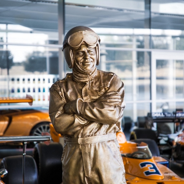 Patung Kehormatan untuk Setengah Abad Pembalap Lendendaris Bruce McLaren Berpulang