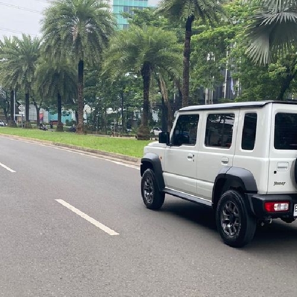 Wow, Suzuki Jimny 5 Pintu Tiba-Tiba Seliweran Di Jalanan Jakarta