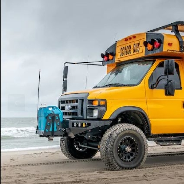 Bus Sekolah Off Road? Ford E450 Dirombak Total, Bermesin V8 6.800 Plus Kaki-kaki Kasar