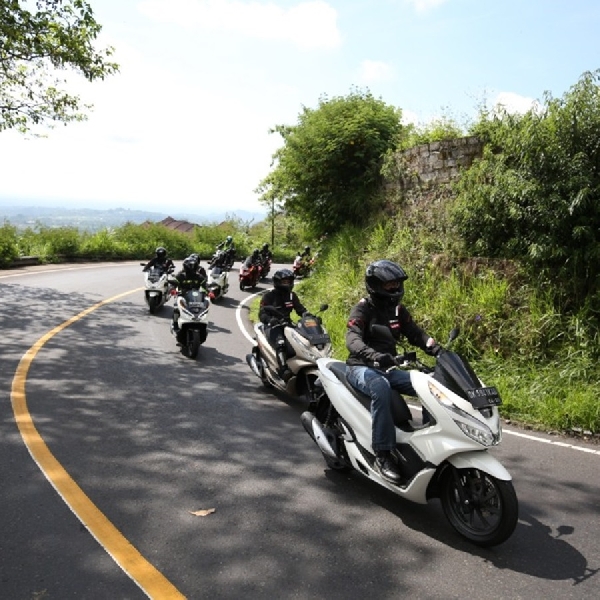 AHM Laksanakan Touring Honda PCX