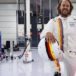 Sebastian Vettel Geber Mobil F1 Klasik Dengan Bahan Bakar Sintetis