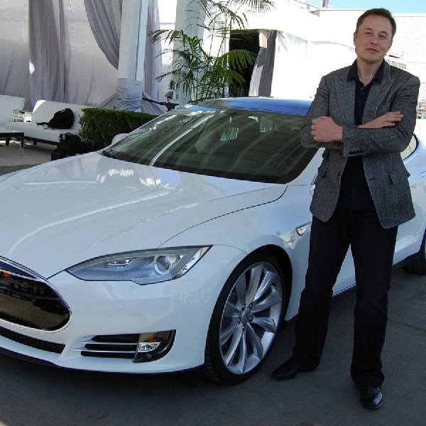 Tesla Bersihkan Kontraktor “Nakal”