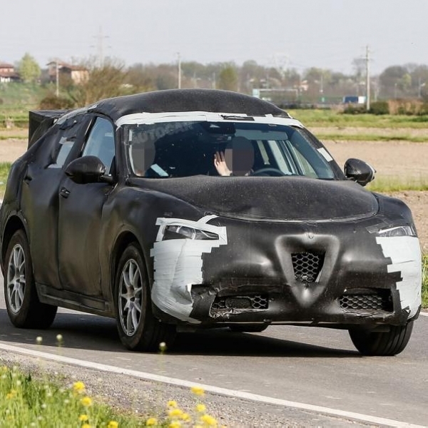 Alfa Romeo Stelvio, Jadikan Target Pesaing Porsche Macan