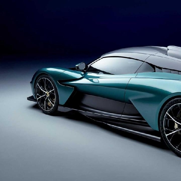 Aston Martin Akan Ungkap 2 Model Terbaru Bulan Ini