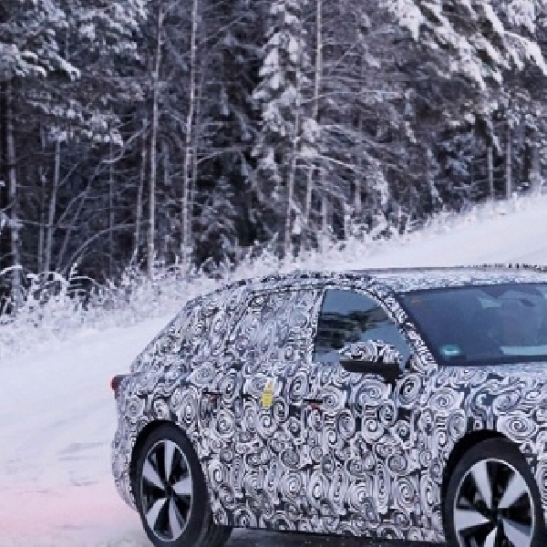 Spy Shot : Audi A4 Avant Uji Jalan di Cuaca Ekstrem, Terpasang Panel Surya ? 