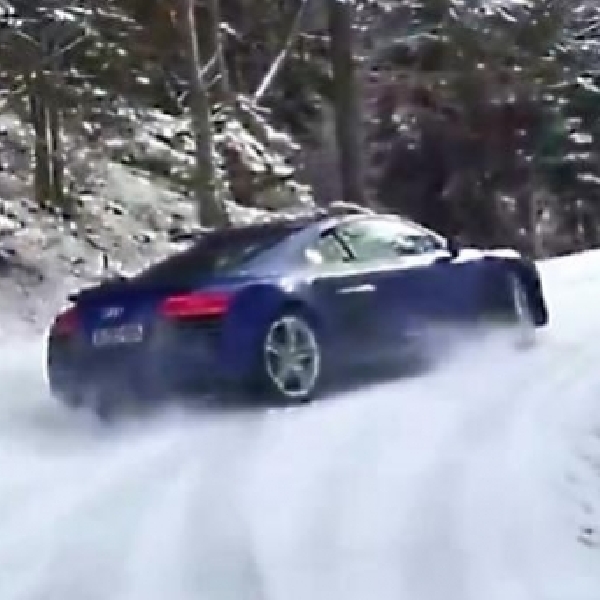 Audi R8 Lakukan Aksi Drift di Salju