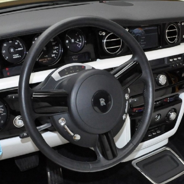 Auto Leitner Tawarkan Rolls-Royce Phantom Nyentrik Berkelir Kuning Two-Tone