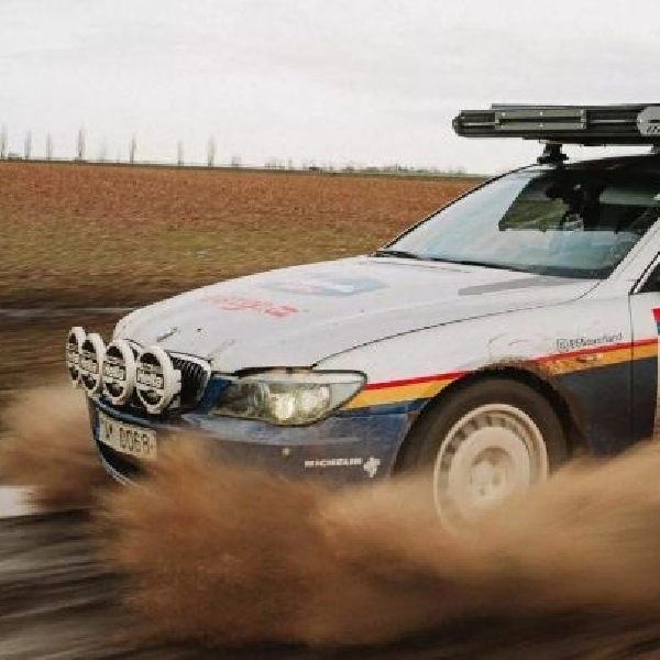 Gokil! BMW Seri 7 E65 Modif Ala Off-road Dakkar, Siap Jelajah Mewah dan Nyaman