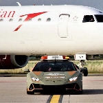 Bandara Bologna &lsquo;Pekerjakan&rsquo; Lamborghini Huracan Evo Terbaru Sebagai Mobil Pemandu Pesawat