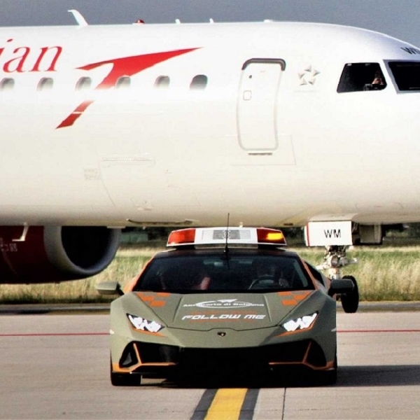 Bandara Bologna ‘Pekerjakan’ Lamborghini Huracan Evo Terbaru Sebagai Mobil Pemandu Pesawat