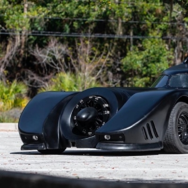 The Batmobile, Replika Mobil Batman Berbasis Cadillac Eldorado Ini Siap Dilelang