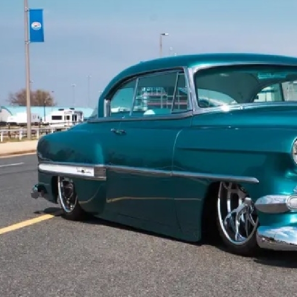 Restomod Chevrolet Bel Air, Dandan Glowing Gahar Bermesin V8 640Hp