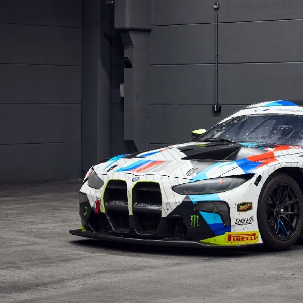 Mobil Balap BMW M4 GT3 Ex Valentino Rossi Ini Dilelang, Berapa Harganya?