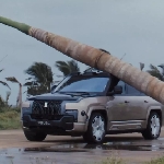 BYD Nekat Timpa YangWang U8 dengan Pohon, Ini Hasilnya!