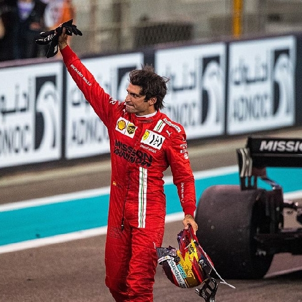F1: Carlos Sainz Perpanjang Kontrak di Ferrari Hingga 2024
