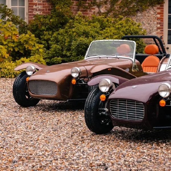 Caterham Luncurkan 2 Model Klasik, Salah Satunya Pakai Mesin Suzuki!