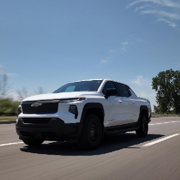 Silverado EV Cetak Rekor, Melaju 1.700 km dalam Sekali Pengisian Daya