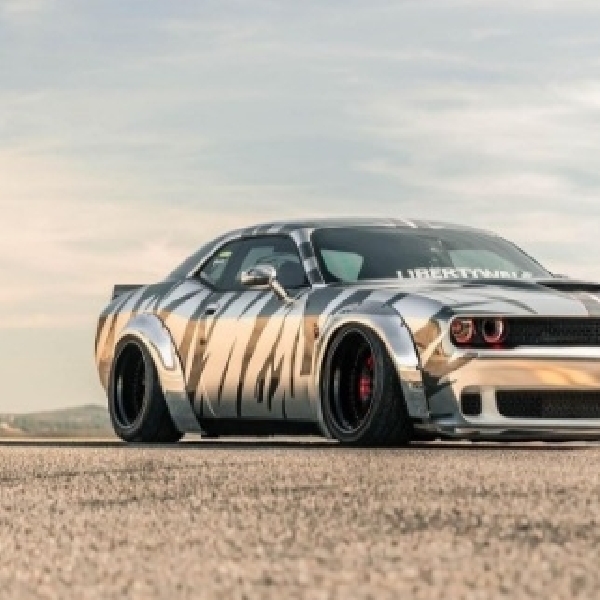 Kamuflase Dodge Challenger Hellcat Ala Zebra, Ubahan Nyentrik Dari Liberty Walk