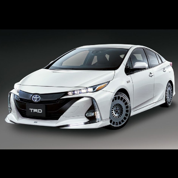 Dapat Sentuhan TDR dan Modellista-Toyota Prius Tampil Lebih Menggoda