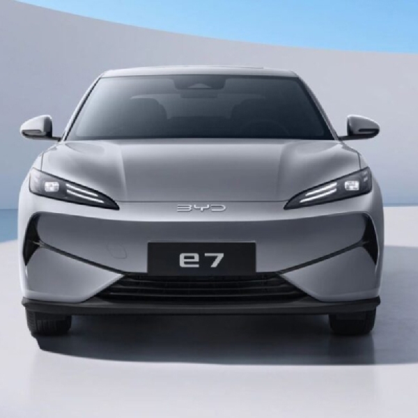 Sedan BYD e7 EV Dengan Jarak Tempuh 450 km Mengaspal di Tiongkok