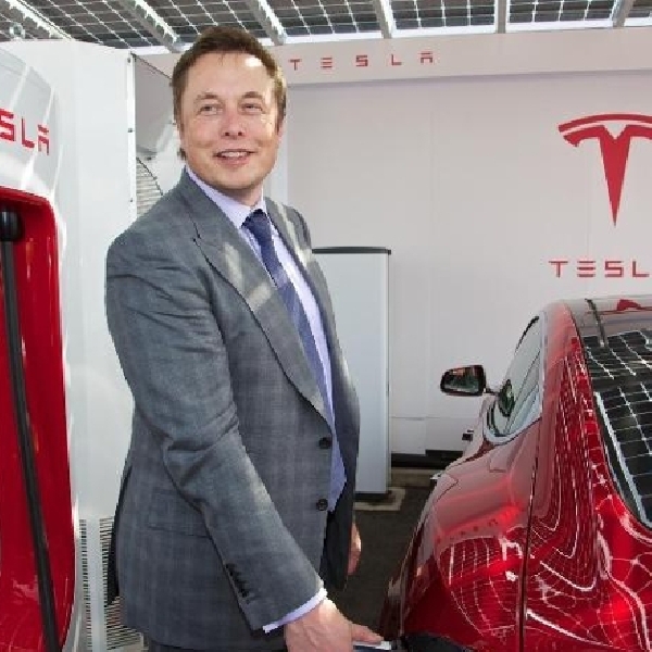 Peretas Sebut Ada 'Elon Mode' Tersembunyi di Tesla