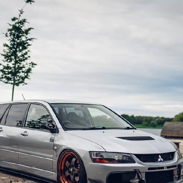 Mitsubishi Evo IX Wagon Ganteng Dandan Bagged, Cangkok Bodykit Sporty Ditopang Kaki-kaki Air Suspension