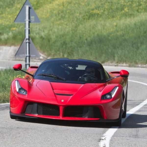 Big Bos Ferrari Berikan Lampu Hijau untuk Memproduksi LaFerrari Spider