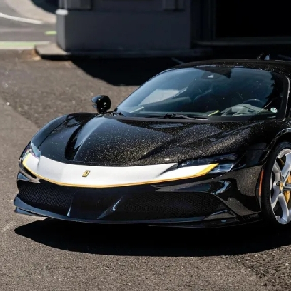 Ferrari SF90 Stradale Tampil Menawan dengan Cat Hitam Eksklusif