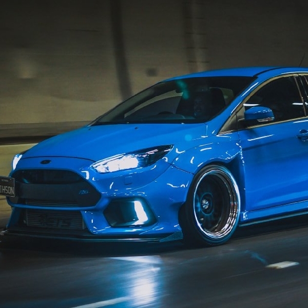 Ford Focus RS Berontak Liar, Body Berotot Dipasoki Widebodykit Fortune Flares Biru