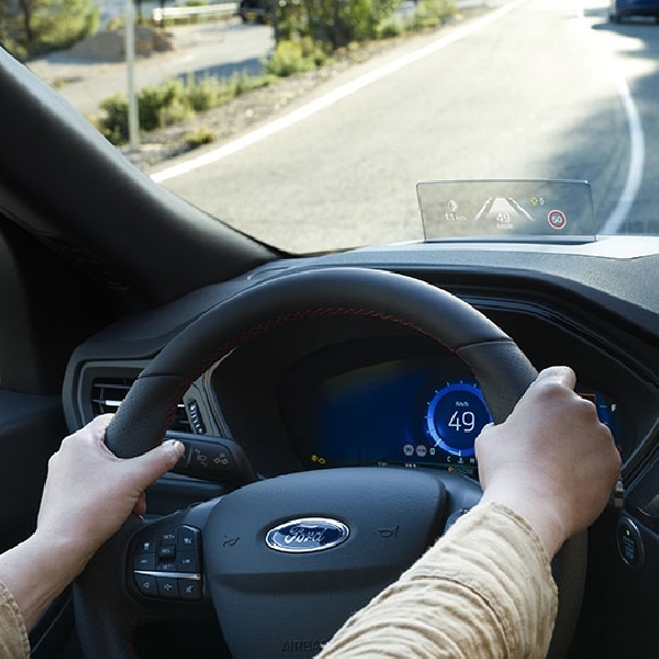 Tidak Ikut GM, Ford Tetap Mempertahankan Fitur Apple CarPlay dan Android Auto