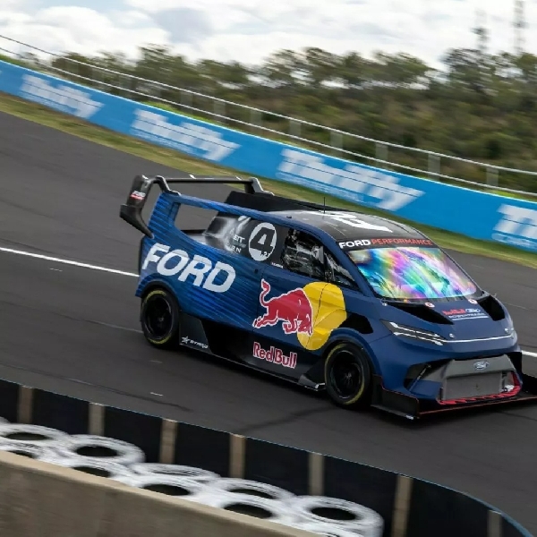 Ford Transit Supervan Ini Uji Performa Di Nurburgring, Seperti Apa?