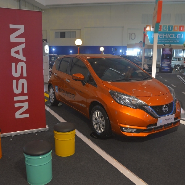 Dua Mobil Listrik Nissan di BCA Expo dan PLN Jakarta Langit Biru