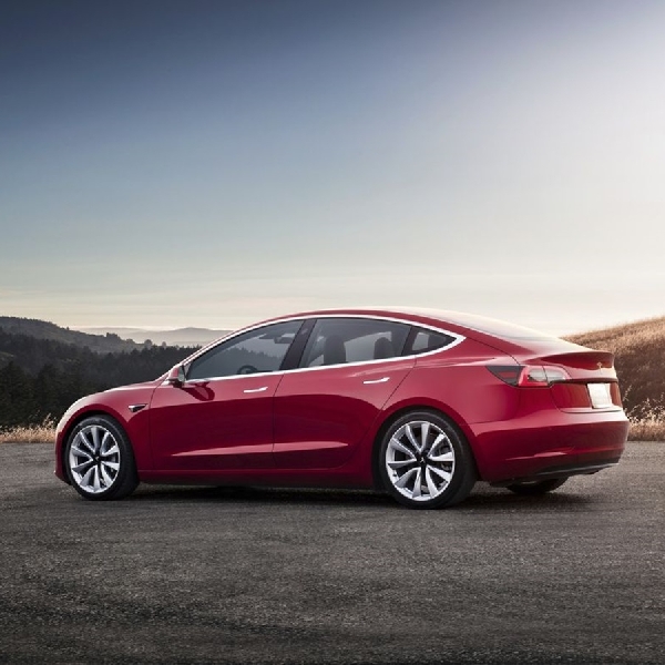 Tesla Kirimkan Model 3 ke Kanada