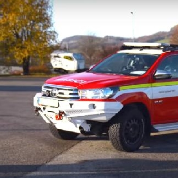 Toyota Hilux Modif Mobil Pemadam Kebakaran, Berkaki 6x6 Lahap Semua Medan