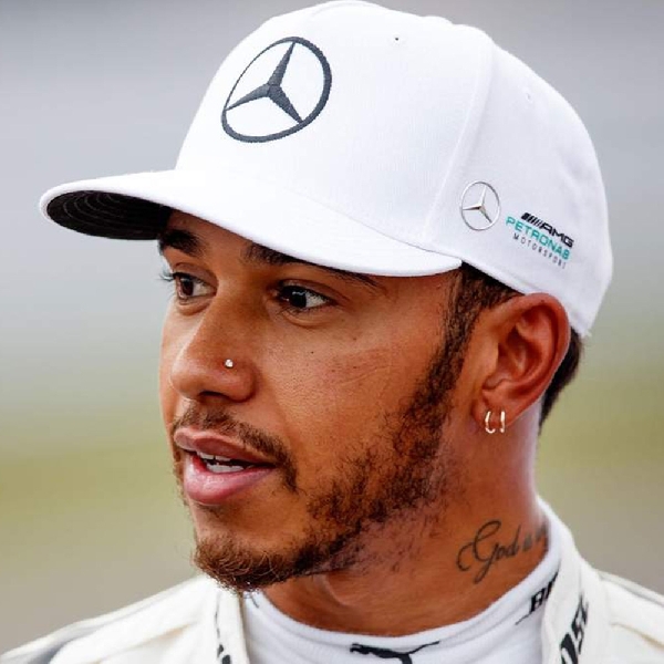 Posisinya Direbut Vettel, Hamilton Anggap Itu Hal yang Wajar