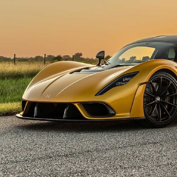 Hennessey Venom F5 Dipamerkan Dengan Cat Emas Mojave yang Mencolok