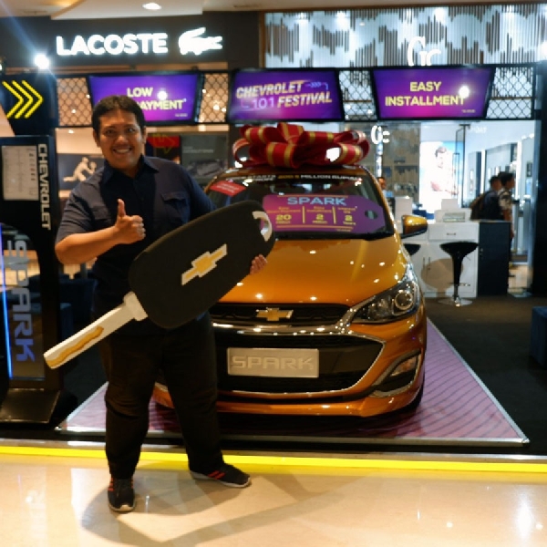 Henda Kusuma Bawa Pulang Hadiah Undian Chevrolet Spark Melalui Program Chevrolet 101 Festival