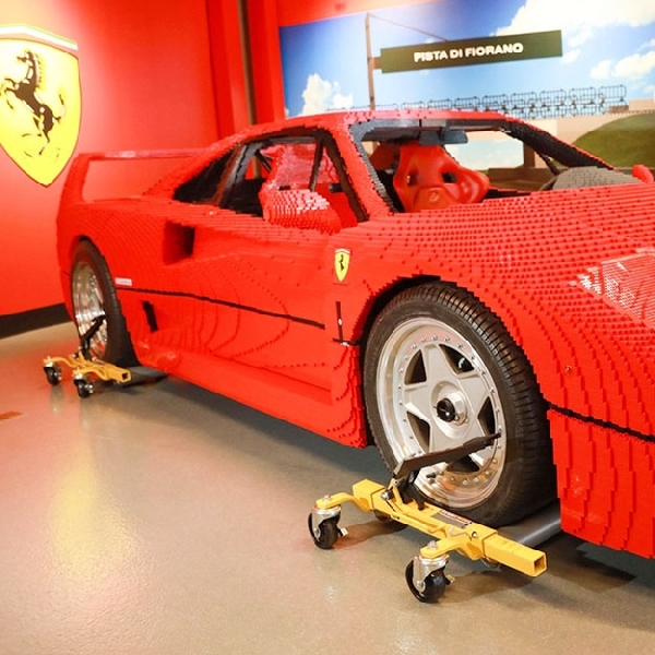 Inilah Lego Ferrari F40 Seukuran Aslinya