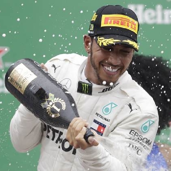 Menangkan GP Brasil, Hamilton Heran Dengan “Insiden Balap” Verstappen dan Ocon