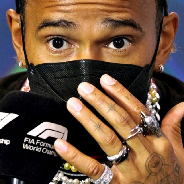 Waduh! Lewis Hamilton Tolak Lepas Tindikan Meskipun Dilarang FIA