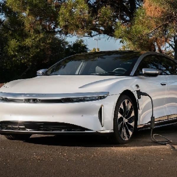 Lucid Air Jadi EV Pertama yang Bisa Isi Daya EV Lain