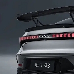 Sedan Lynk &amp; Co 03 Edisi Khusus Dilengkapi Spoiler Besar Full Karbon