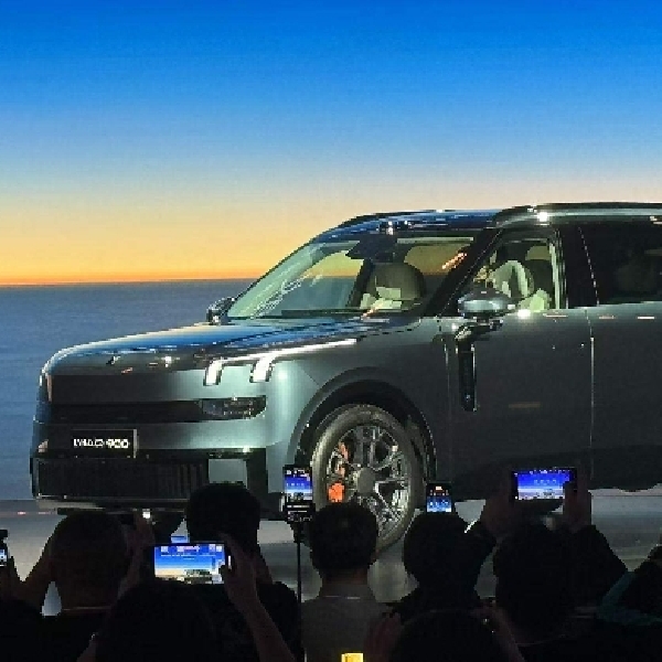 Lynk & Co 900 Debut, SUV PHEV dengan Dua Layar Besar 30 Inci