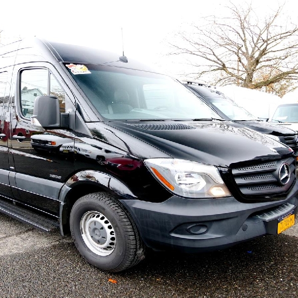 Mercedes-Benz Sprinter Van Ini Disulap Menjadi Barbershop